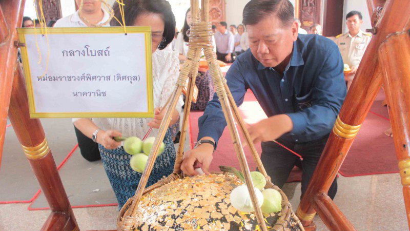 องคมนตรีพร้อมครอบครัวทำบุญใหญ่ถวายอุโบสถ