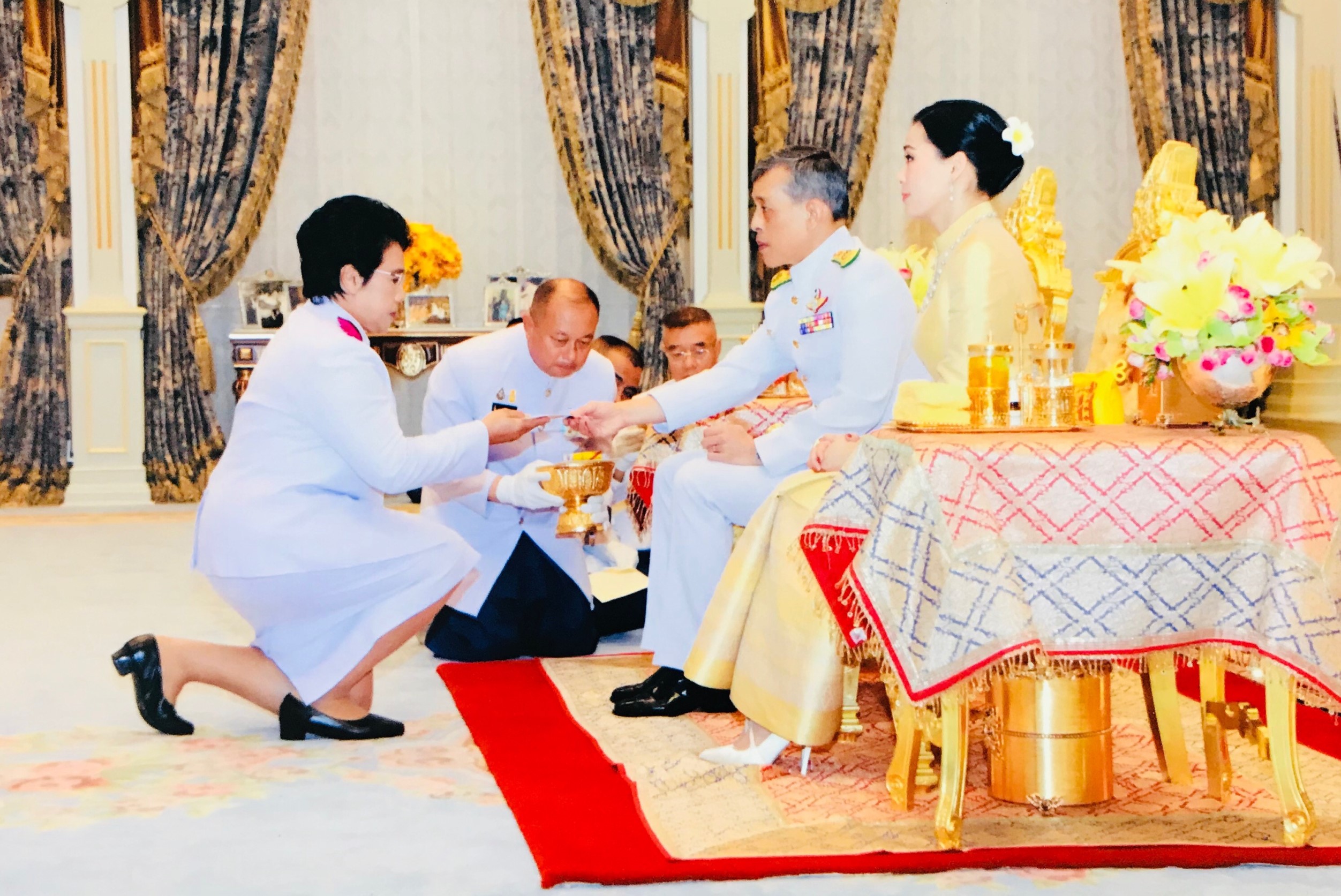 พระบาทสมเด็จพระเจ้าอยู่หัวพระราชทานเงิน  2,407 ล้านช่วย รพ. 27 แห่ง