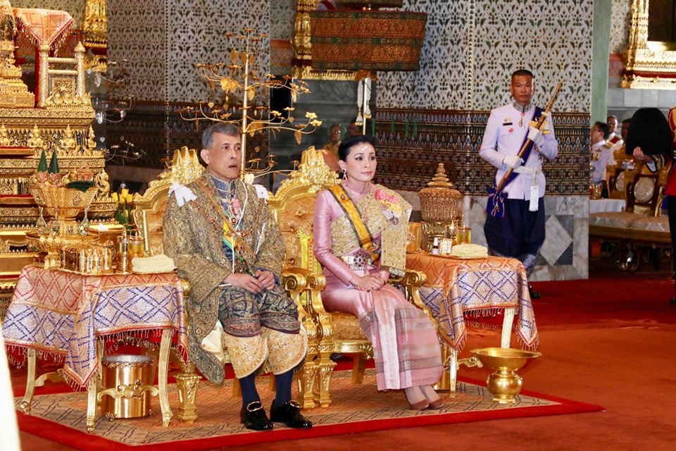 โปรดเกล้าฯให้ใช้ราชาศัพท์ถวายพระเกียรติยศพระราชินี