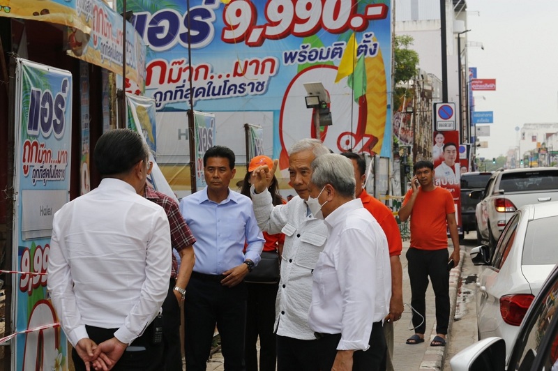  "สุวัจน์-เทวัญ"รุดให้กำลังใจผู้ประสบเหตุไฟไหม้ร้านใต้ฟ้ายูนิเวิร์สโคราช