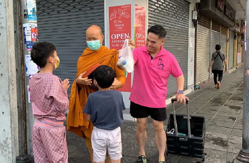 "วราวุธ"สวมวิญญาณเด็กวัด เดินตาม "เจ้าคุณไฉน" ออกบิณฑบาต หาความสุขทางใจไม่หาเสียง