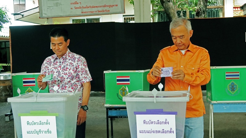 "สุวัจน์"ใช้สิทธิเลือกตั้งย้ำจุดยืนหนุนพรรคอันดับ 1 จัดตั้งรัฐบาล