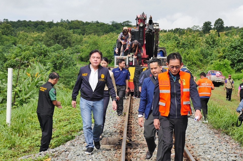 "สุรพงษ์"ติดตามกู้ขบวนรถไฟตกราง จ.แพร่