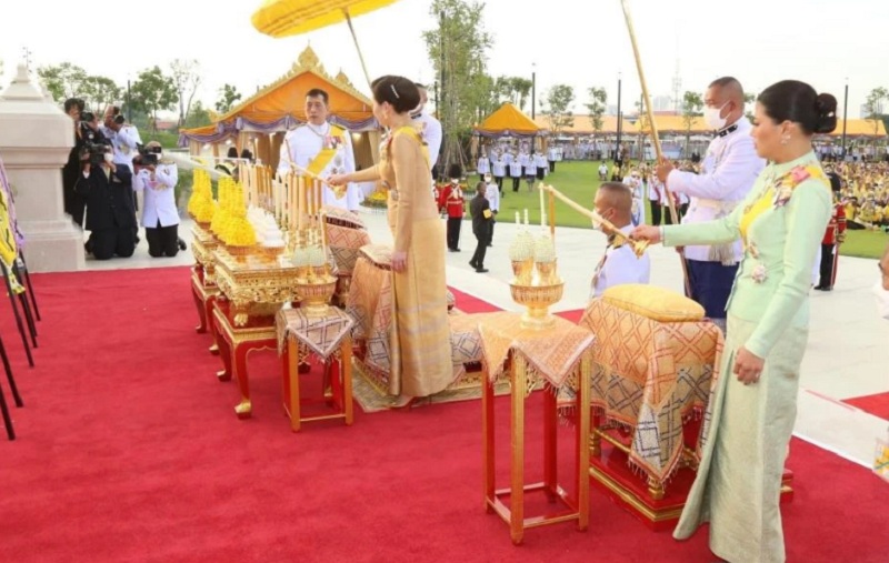 "ในหลวง-พระราชินี" ทรงบำเพ็ญพระราชกุศลวันนวมินทรมหาราช