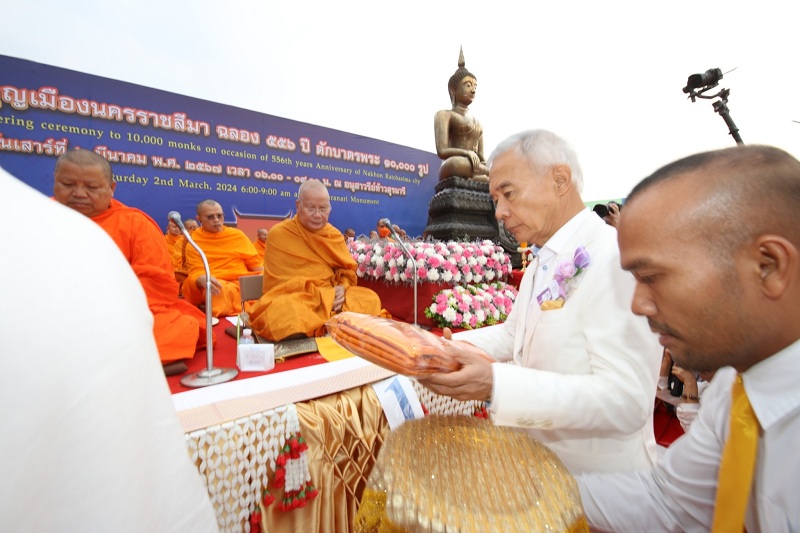 "สุวัจน์" เป็นประธานตักบาตรพระสงฆ์  1 หมื่นรูป ทำบุญเมืองโคราช 556 ปี  