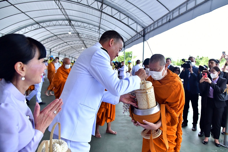  นายกฯเป็นประธานพิธีทำบุญตักบาตรถวายพระราชกุศลเนื่องในโอกาสวันเฉลิมพระชนมพรรษาพระราชินี