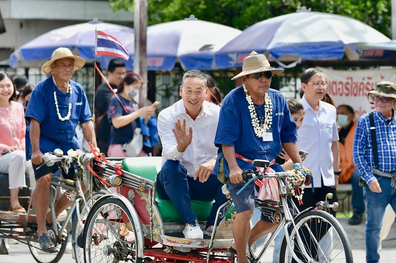 แห่ส่งเลขทะเบียนรถสามล้อถีบนายกฯนั่ง