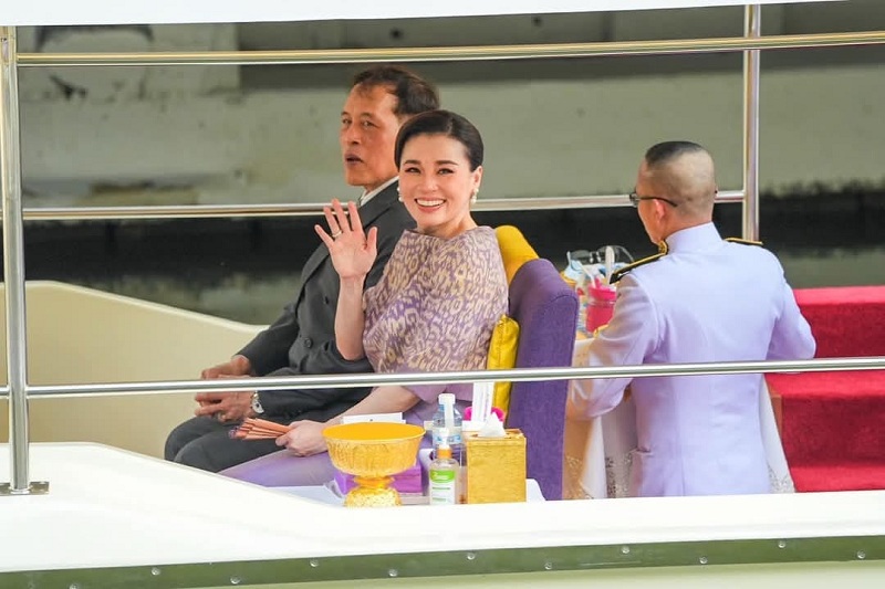 "ในหลวง-พระราชินี" ประทับเรือพระที่นั่งเสด็จฯเปิดสวนสาธารณะเฉลิมพระเกียรติ "เปรมประชาวนารักษ์"