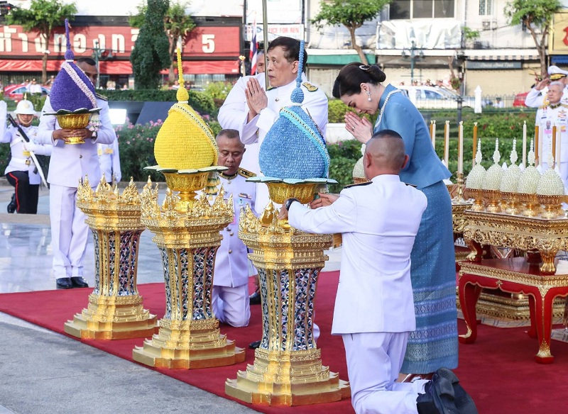 "ในหลวง-ราชินี"ทรงวางพุ่มดอกไม้ถวายราชสักการะ "สมเด็จพระเจ้าตากสิน"