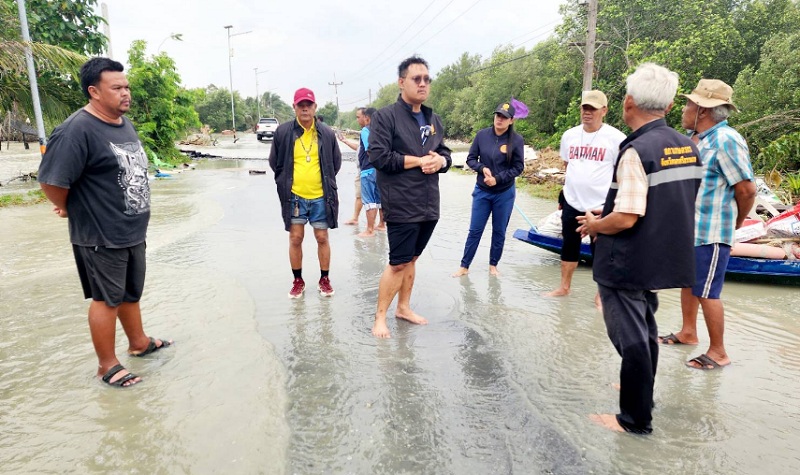 "พิทักษ์เดช" นำทีมช่วยประชาชนเดือดร้อนน้ำทะเลหนุนสูง