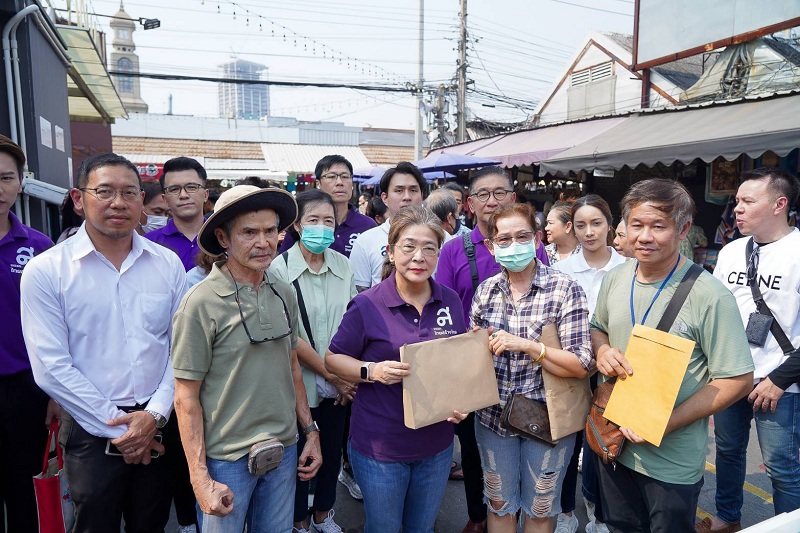 "หญิงหน่อย"รับฟังปัญหาผู้ค้าตลาดนัดสวนจตุจักร  