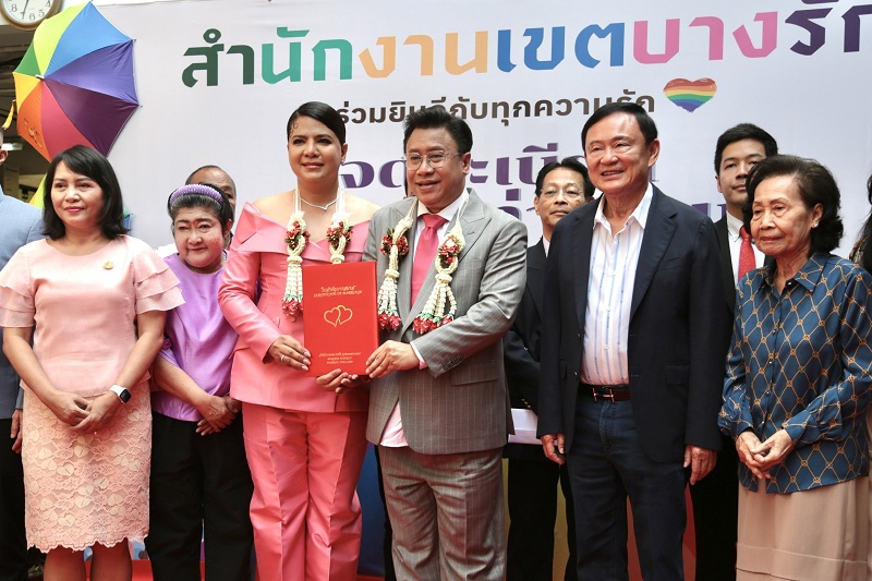 "ทักษิณ"เป็นสักขีพยานงานจดทะเบียนสมรส "จักรภพ-ป๊อบ สุไพรพล"  