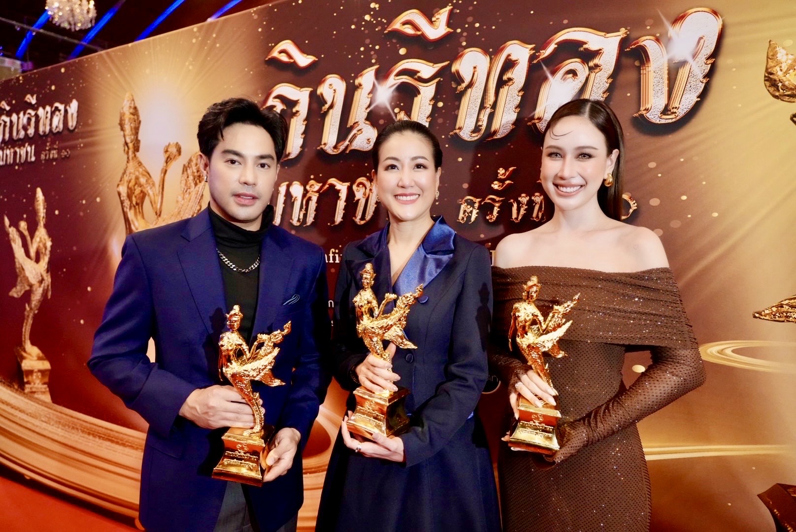 “เมย์ ชนิตร์นันทน์-ท็อป จรณ-ฝ้าย เวฬุรีย์”  ผู้ประกาศข่าว-นักแสดงช่อง 8 คว้ารางวัล “กินรีทอง” มหาชน ครั้งที่ 10