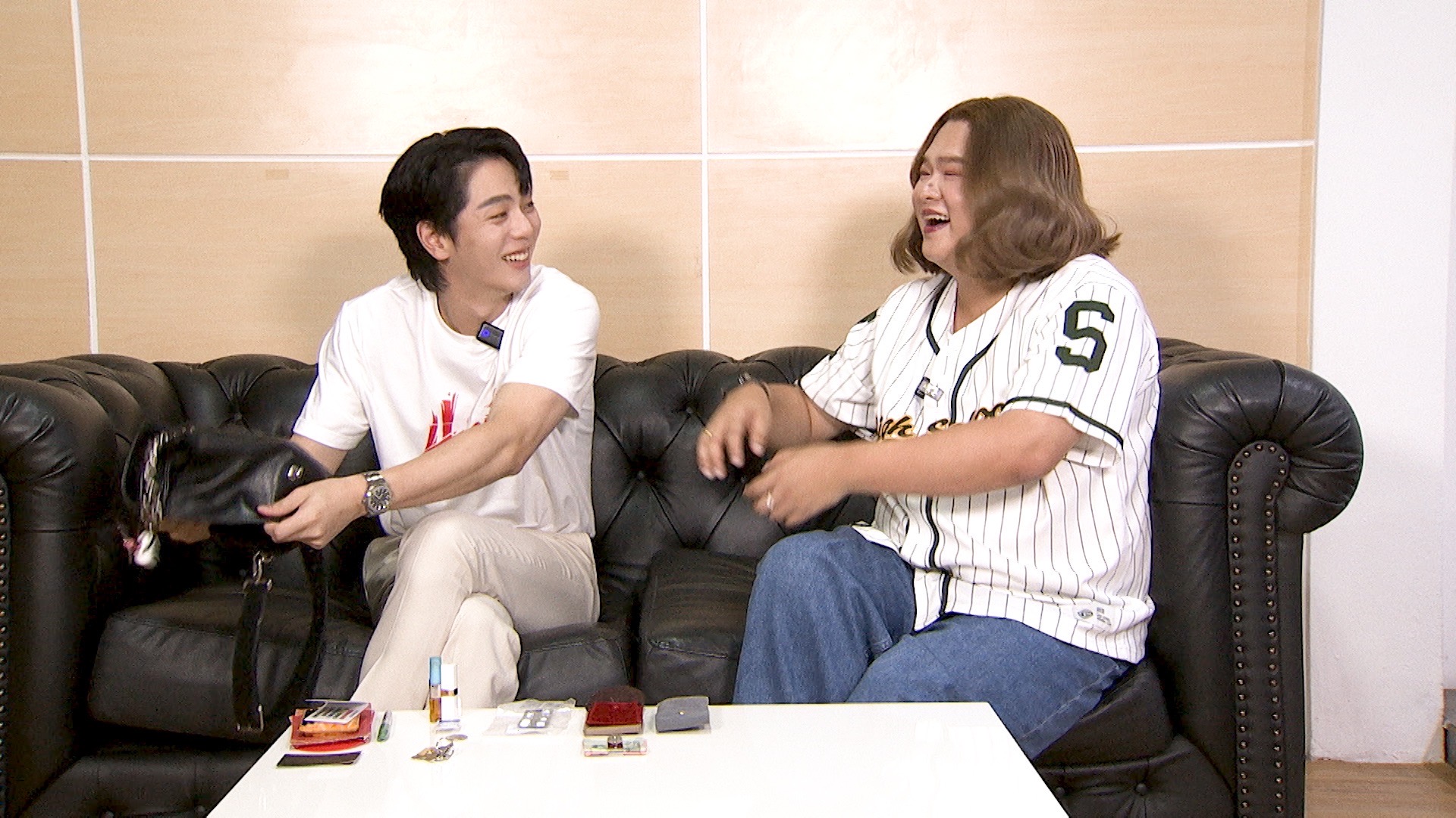 “อัพ ภูมิพัฒน์” เปิดเป๋า พร้อมเผยลิปจากสาวสุดรัก 