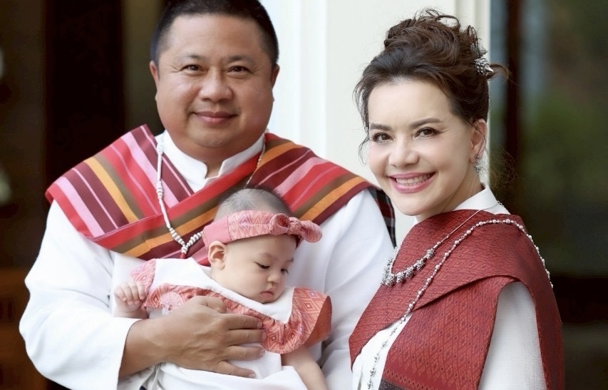 สุขสันต์วันครอบครัว หนูแหม่ม-บ๊อบบี้ เปิดตัว น้องอลิส ลูกบุญธรรมอีกคนเป็นน้องของพี่แอลี่ สงกรานต์นี้หวานฉ่ำ 