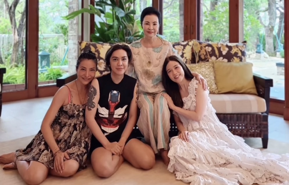 “ครอบครัวบุณยะจินดา” พร้อมหน้าพร้อมตา รดน้ำดำหัววันสงกรานต์ “คุณหญิงกอแก้ว” สุดอบอุ่น