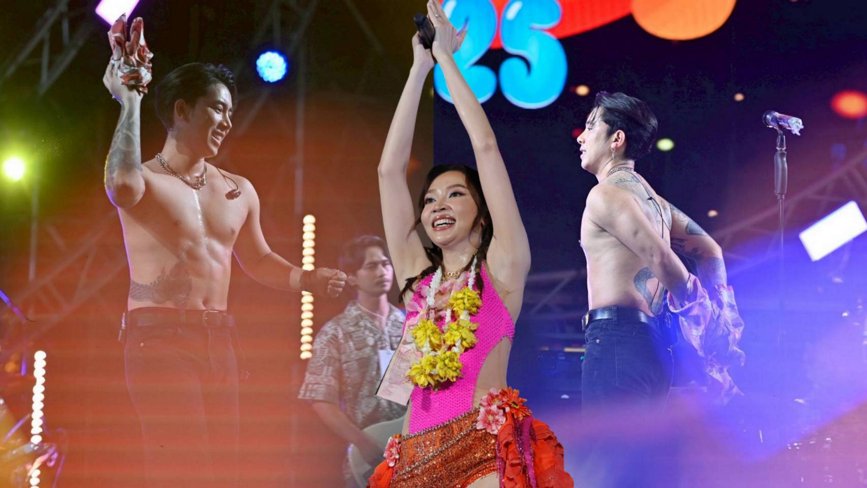 “ส้ม-นุ๊ก-ปาย-เบิ้ล” ปล่อยของไม่ยั้ง!! สงกรานต์ขอนแก่นวันที่ 2 มหาชนทะลักถนนข้าวเหนียว!!